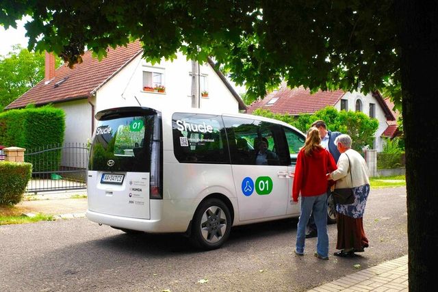 현대자동차·기아는 헝가리 괴될뢰(Gödöllő)시에서 진행된 셔클의 ‘헝가리 수요응답교통 서비스 시범사업’을 지난달 31일 성공적으로 종료했으며, 이 과정을 담은 영상을 공개했다고 5일 밝혔다. [사진=현대차·기아]