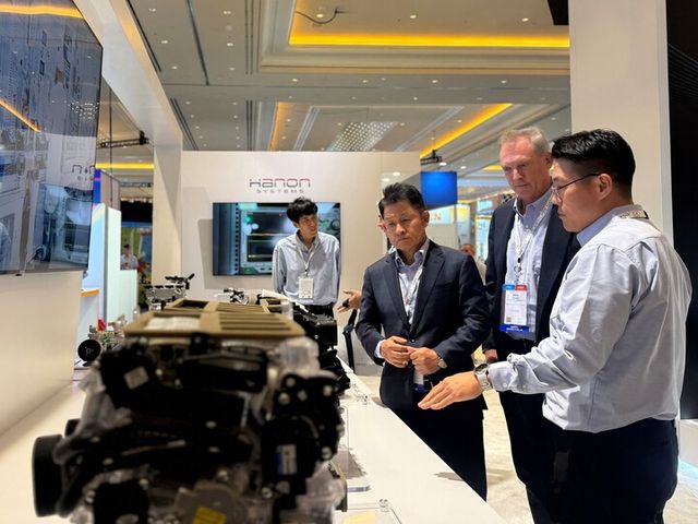 한온시스템 이수일 대표이사가 AAPEX 전시장을 둘러보고 있다. [사진=한온시스템]