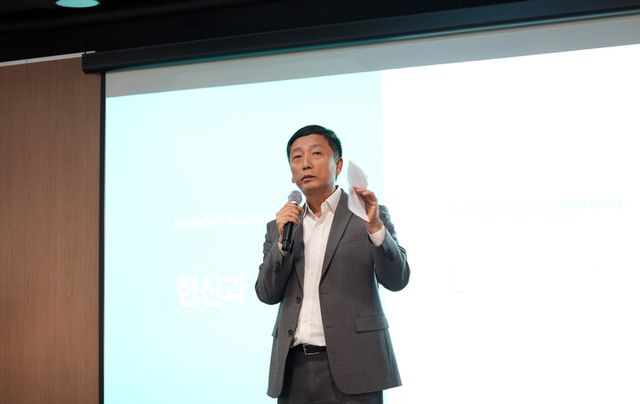 SK온 타운홀 미팅에서 이용욱 사장이 발언하고 있다. [사진=SK온]