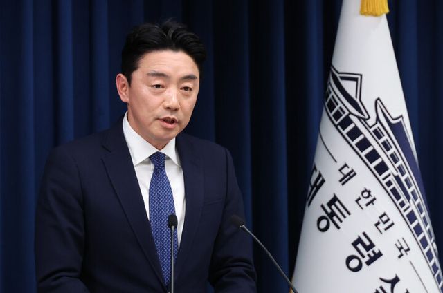 강훈식 대통령비서실장이 3일 용산 대통령실 기자회견장에서 재판중지법 관련 브리핑을 하고 있다. [사진=연합뉴스]