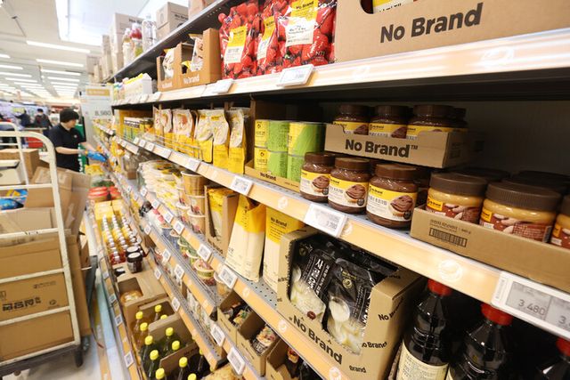 &nbsp;대형마트 자체 브랜드(PB) 상품 매출이 증가세를 보이고 있다. 서울시 이마트에 자체브랜드인 노브랜드 상품들이 진열돼 있다. [사진=연합뉴스]