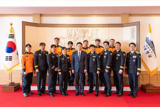 강훈식 대통령 비서실장이 소방의 날을 나흘 앞둔 5일 용산 대통령실에서 소방 공무원 격려 오찬 참석자들과 기념촬영을 하고 있다. [사진=대통령실]