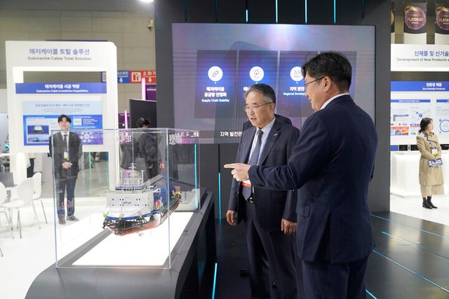 송종민 대한전선 부회장이 전시장을 둘러보고 있다. [사진=대한전선]