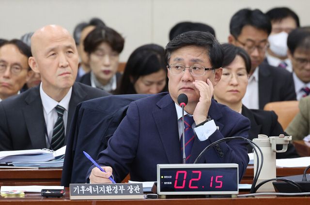 김성환 기후에너지환경부 장관이 지난달 29일 서울 여의도 국회 기후에너지환경노동위원회에서 열린 기후에너지환경부와 기상청 등에 대한 종합감사에서 질의를 듣고 있다. [사진=연합뉴스]