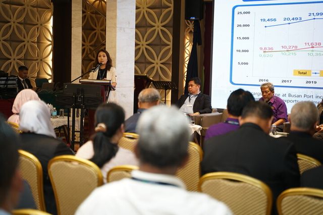 보르네오 국제해양주간에서 발표 중인 박은경 부산항만공사 동남아대표부 대표. [사진=부산항만공사]