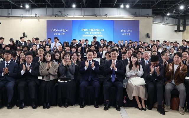 이재명 대통령이 7일 대전 유성구 국립중앙과학관에서 '다시 과학기술인을 꿈꾸는 대한민국' 국민보고회 참석자들과 기념촬영을 하고 있다. [사진=연합뉴스]