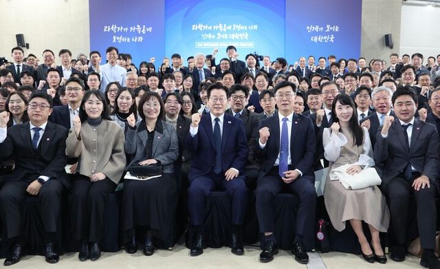 이재명 대통령이 7일 대전 유성구 국립중앙과학관에서 '다시 과학기술인을 꿈꾸는 대한민국' 국민보고회 참석자들과 기념촬영을 하고 있다. [사진=연합뉴스]