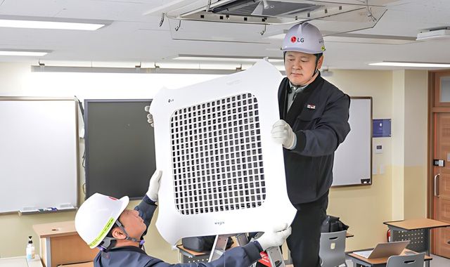 LG전자의 엔지니어들이 수능 고사장에서 시스템 에어컨을 점검하고 있다. [사진=LG전자]