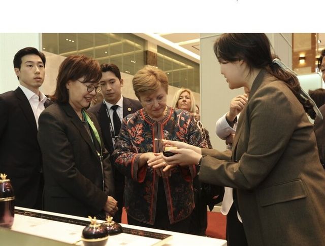 LG생활건강 '더후' 부스 방문한 크리스탈리나 게오르기에바 IMF 총재 [사진=LG생활건강]