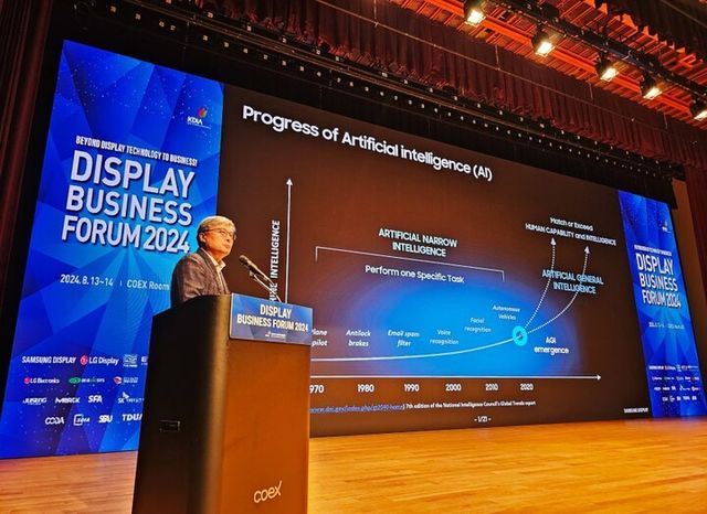 이창희 삼성디스플레이 디스플레이연구소장(부사장)이 '디스플레이 비즈니스 포럼 2024'에서 'AI시대를 위한 디스플레이 기술'을 주제로 발표하고 있다. [사진=삼성디스플레이]