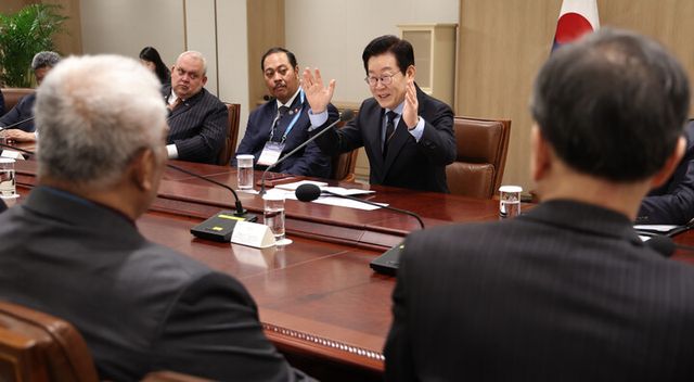 이재명 대통령이 10일 용산 대통령실에서 한-태평양도서국 외교장관회의 참석차 방한한 외교장관 일행을 접견하고 있다. [사진=연합뉴스]