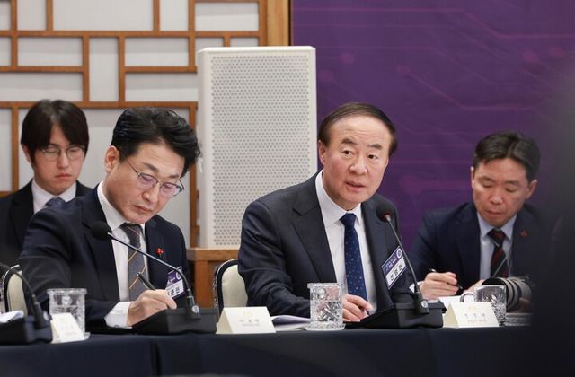 전영현 삼성전자 부회장이 10일 용산 대통령실에서 열린 AI 시대의 K-반도체 비전과 육성전략 보고회에서 발언하고 있다