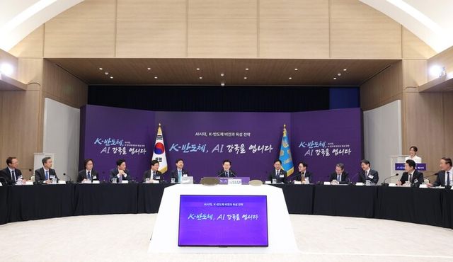 이재명 대통령이 10일 용산 대통령실에서 열린 AI 시대의 K-반도체 비전과 육성전략 보고회에서 발언하고 있다. (왼쪽부터) 강환석 방위사업청 차장, 임문영 AI위원회 부위원장, 주병기 공정거래위원장, 강훈식 대통령 비서실장, 최교진 교육부 장관, 구윤철 부총리 겸 기획재정부 장관, 이재명 대통령, 배경훈 부총리 겸 과기정통부 장관, 김정관 산업부 장관, 김용범 대통령실 정책실장, 이억원 금융위원장, 이호현 기후에너지환경부 제2차관, 전영현 삼성전자 부회장. [사진=연합뉴스]