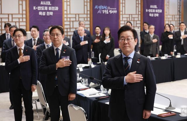 이재명 대통령이 10일 용산 대통령실에서 열린 AI 시대의 K-반도체 비전과 육성전략 보고회에서 국기에 경례하고 있다. [사진=연합뉴스]