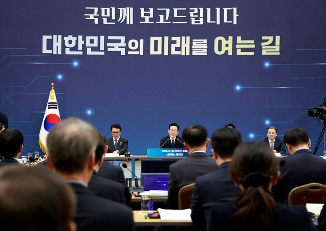 이재명 대통령이 11일 세종시 정부세종컨벤션센터에서 열린 '2026년 대도약하는 경제, 신뢰받는 데이터' 기획재정부(국세청·관세청·조달청)-국가데이터처 업무보고에서 발언하고 있다. [사진=연합뉴스]