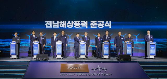 11일 전남 신안군 자은도 라마다프라자호텔에서 열린 전남해상풍력 1단지 준공식에서 참석자들이 기념촬영을 하고 있다. [사진=SK이노베이션]