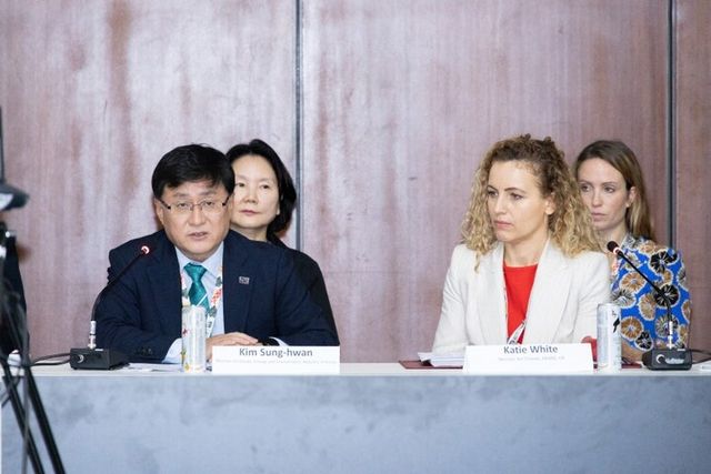 김성환 기후에너지환경부 장관(왼쪽)이 지난달 17일(현지시간) 브라질 벨렝에서 열리고 있는 제30차 유엔기후변화협약당사국총회(COP30) 부대행사로 열린 '청정에너지 전환 가속화 이니셔티브'에 참석해 탈석탄동맹(PPCA) 동참 선언을 하고 있다. [사진=기후에너지환경부]