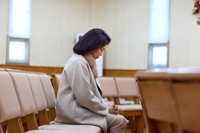 김혜경 여사가 11일 충북 청주 쌍샘자연교회를 방문해 예배당에서 기도하고 있다. [사진=대통령실]