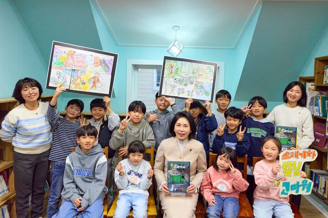 김혜경 여사가 11일 충북 청주 쌍샘자연교회를 방문해 교회가 운영하는 방과후 학교에서 학생들과 기념촬영을 하고 있다. [사진=대통령실]