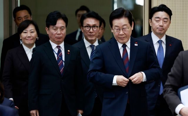 이재명 대통령이 11일 세종시 정부세종컨벤션센터에서 열린 '희망찬 농업·농촌, 모두가 행복하게 일하는 나라' 농림축산식품부(농촌진흥청·산림청)-고용노동부 업무보고에 입장하고 있다.&nbsp; [사진=연합뉴스]