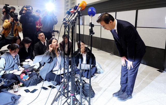 전재수 해양수산부 장관이 11일 '유엔해양총회' 유치 활동을 마치고 귀국해 입장을 밝힌 뒤 인사하고 있다. 전재수 장관은 이날 사의를 표명했다. [사진=연합뉴스]
