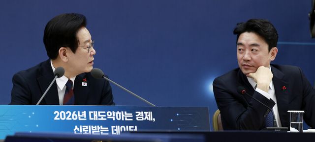 이재명 대통령이 11일 세종시 정부세종컨벤션센터에서 열린 '2026년 대도약하는 경제, 신뢰받는 데이터' 기획재정부(국세청·관세청·조달청)-국가데이터처 업무보고에서 강훈식 대통령 비서실장과 대화하고 있다.&nbsp; [사진=연합뉴스]