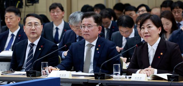 송미령 농림축산식품부 장관이 11일 세종시 정부세종컨벤션센터에서 열린 농림축산식품부(농촌진흥청·산림청)-고용노동부 업무보고에서 이재명 대통령 질문에 답하고 있다. (오른쪽부터) 송 장관, 이승돈 농촌진흥청장, 김인호 산림청장.&nbsp; [사진=연합뉴스]