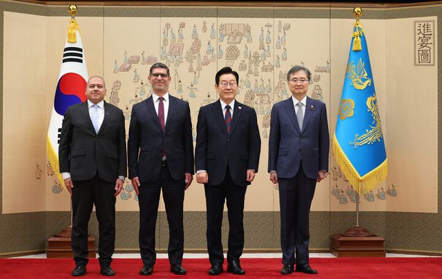 이재명 대통령이 11일 용산 대통령실에서 열린 주한대사 신임장 제정식에서 하젬 자키 주한 이집트 대사로부터 신임장을 받은 뒤 기념 촬영을 하고 있다. (오른쪽부터) 조현 외교부 장관, 이재명 대통령, 하젬 자키 대사, 오마르 압델라 참사관. [사진=연합뉴스]
