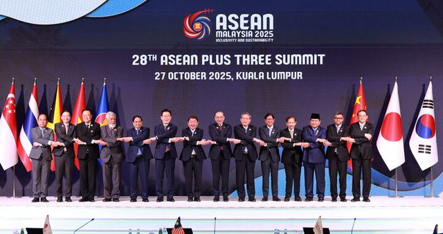 이재명 대통령이 지난 10월 27일 말레이시아 쿠알라룸푸르 컨벤션센터에서 열린 아세안+3 정상회의에서 참석자들과 기념촬영을 하고 있다.(왼쪽부터) 하우 칸 솜 미얀마 외교부 사무차관, 로런스 웡 싱가포르 총리, 아누틴 찬위라꾼 태국 총리, 사나나 구스마오 동티모르 총리, 팜 민 찐 베트남 총리, 이재명 대통령, 모테기 도시미쓰 일본 외무상, 안와르 이브라힘 말레이시아 총리, 리창 중국 총리, 페르디난드 마르코스 필리핀 대통령, 하사날 볼키아 브루나이 국왕, 프라보워 수비안토 인도네시아 대통령, 헝쭈은 나론 캄보디아 부총리, 손싸이 시판돈 라오스 총리. [사진=연합뉴스]