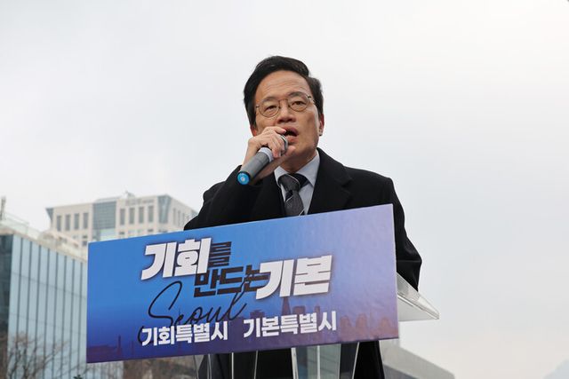 &nbsp;더불어민주당 박주민 의원이 11일 서울 광화문광장에서&nbsp;서울시장&nbsp;출마 선언을 하고 있다. [사진=연합뉴스]