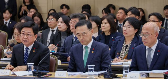 최교진 교육부 장관이 12일 세종시 정부세종컨벤션센터에서 이재명 대통령에게 업무보고를 하고 있다.(왼쪽부터) 최교진 교육부 장관, 차정인 국가교육위원장, 조원철 법제처장.&nbsp;[사진=연합뉴스]