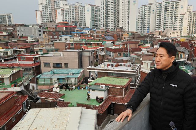 오세훈 서울시장이 10일 서울 영등포구 대림동 대림1구역 재개발 현장을 찾아 사업 추진 현황을 점검하고 있다[사진=연합뉴스]