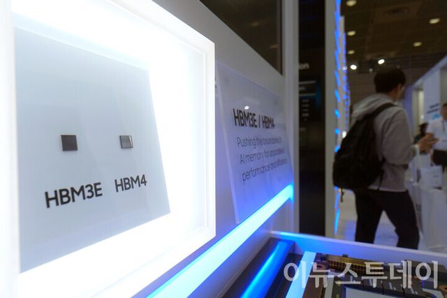 10월 22일 오후 서울 강남구 코엑스에 열린 ‘제27회 반도체대전(SEDEX 2025)’에 마련된 삼성전자 부스에서 한 방문객이 6세대 고대역폭 메모리 ‘HBM4’와 ‘HBM3E’가 전시돼 있다. [사진=이뉴스투데이DB]