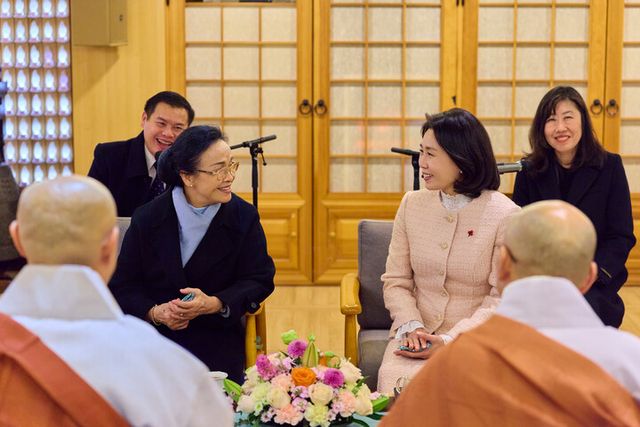 김혜경 여사가 14일 통룬 시술릿 라오스 국가주석과 함께 공식 방한한 날리 여사와 서울 종로구 조계사를 찾아 조계종 기획실장 묘장 스님, 부주지 탄보 스님과 면담하고 있다. 2025.12.14 [대통령실 제공