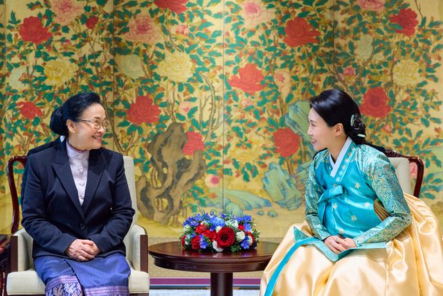 이재명 대통령 부인 김혜경 여사가 15일 용산 대통령실에서 라오스 국가주석 부인 날리 시술릿 여사와 환담을 나누고 있다. [사진=대통령실]