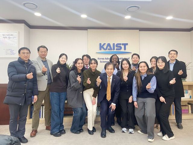 이광형 총장이 뉴욕대 교환학생과 함께 하는 모습. [사진= KAIST]&nbsp;