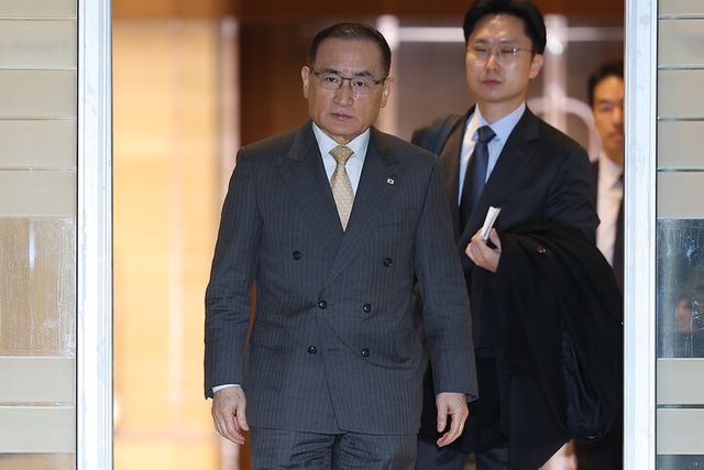 위성락 국가안보실장이 한미 정상회담 후속 조치 방안 논의를 위해 16일 인천국제공항 2터미널을 통해 미국으로 출국하고 있다. [사진=연합뉴스]