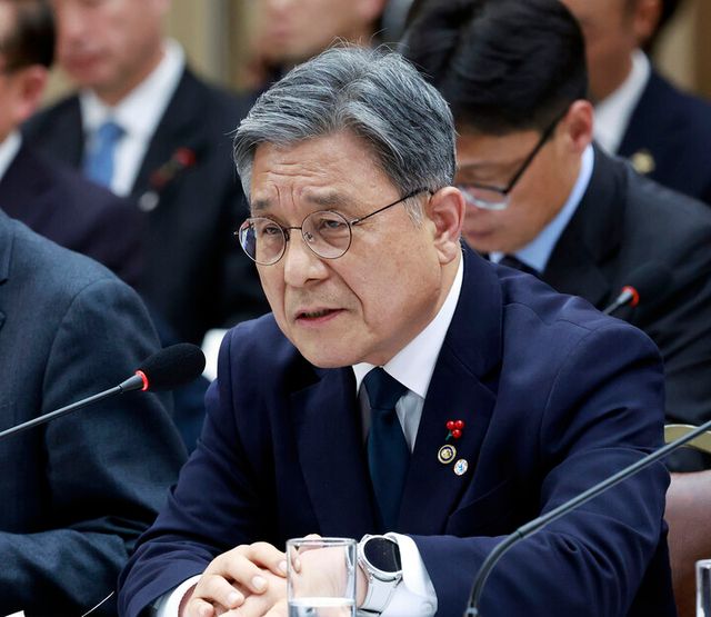 허민 국가유산청장이 16일 정부세종컨벤션센터에서 이재명 대통령에게 업무보고를 하고 있다.&nbsp; [사진=연합뉴스]