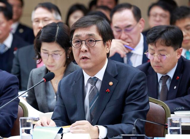 최휘영 문화체육관광부 장관이 16일 정부세종컨벤션센터에서 이재명 대통령에게 업무보고를 하고 있다.&nbsp; [사진=연합뉴스]