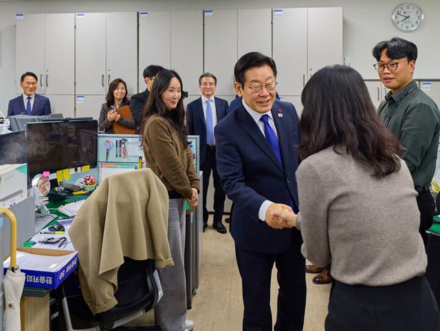 이재명 대통령이 16일 세종시 부처 업무보고를 마친 뒤 국세청을 방문해&nbsp;늦은 시간까지 근무 중인 직원들을 격려하며 악수하고 있다. [사진=대통령실]
