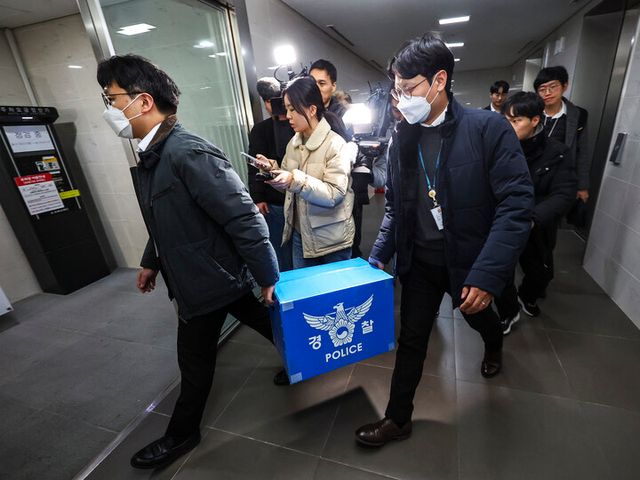 9일 오후 압수수색이 진행중인 송파구&nbsp;쿠팡&nbsp;본사에서 경찰 관계자들이 상자를 들고 나서고 있다. [사진=연합뉴스]