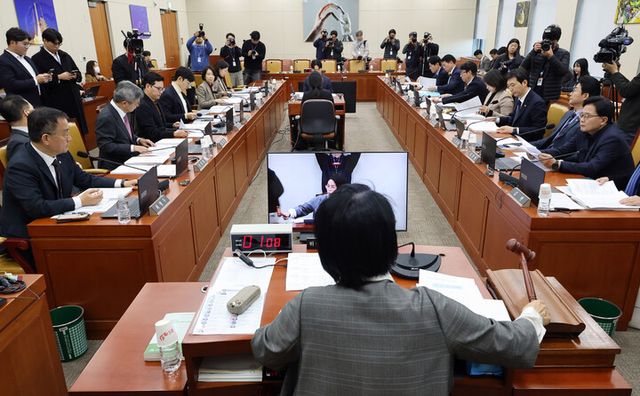 9일 국회에서 열린 국회 과학기술정보방송통신위원회 전체회의에서 최민희 위원장이 의사봉을 두드리고 있다.[사진=연합뉴스]