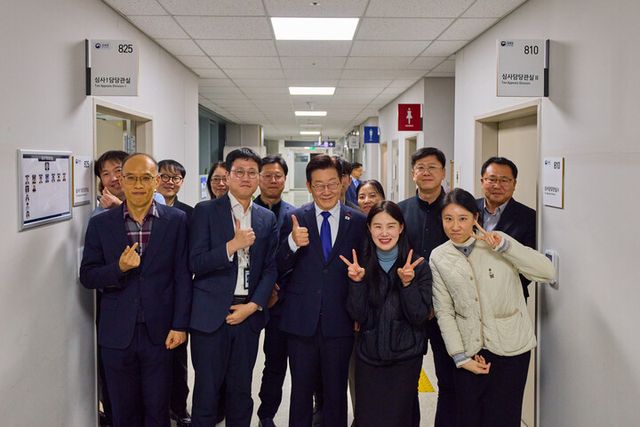 이재명 대통령이 16일 세종시 부처 업무보고를 마친 뒤 국세청을 방문해&nbsp;늦은 시간까지 근무 중인 직원들과 일일이 인사를 나누며 직원들과 함께 기념 촬영을 하고 있다. [사진=대통령실]