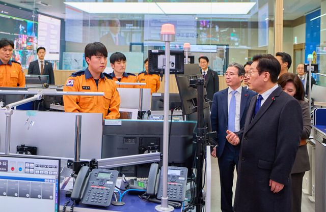 이재명 대통령이 16일 세종시에서 부처 업무보고를 마친 뒤 늦은 시간 소방청 119 종합상황실을 방문해 직원들을 격려하고 있다. [사진=대통령실]