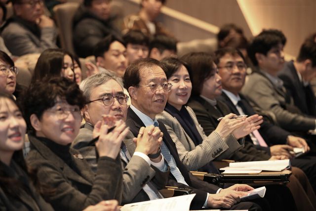 17일 오후 2시 서울시 마포 구름아래소극장에서 열린&nbsp;대통령 직속 국민통합위원회 '2025 세대․젠더 국민통합 컨퍼런스'에 이석연 위원장, 허은아 대통령실 국민통합비서관 등이 자리하고 있다. [사진=국민통합위원회]