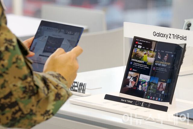 서울 서초구 삼성 강남에서 한 방문객이 체험존에 전시된 삼성전자 멀티폴딩 폴더블 모바일폰 ‘갤럭시 Z 트라이폴드’를 휴대폰으로 촬영하고 있다. [사진=이뉴스투데이DB]