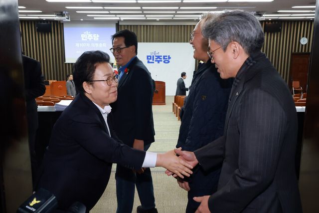 더불어민주당 최고위원 보궐선거 출마를 선언한&nbsp;문정복&nbsp;의원이 16일 국회에서 열린 의원총회에 참석하는 의원들과 인사하고 있다.[사진=연합뉴스]