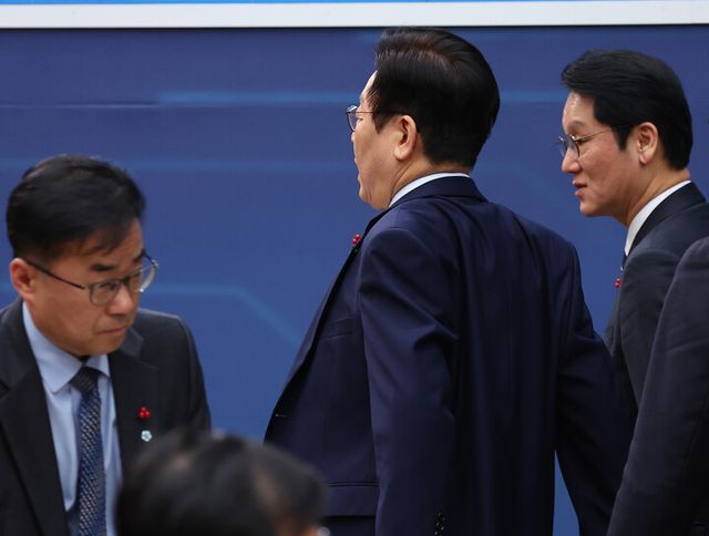 &nbsp;이재명&nbsp;대통령이 17일 정부세종컨벤션센터에서 열린 산업부·중기부·지재처 업무보고를 마친 뒤 기지개를 켜며 회의장을 나서고 있다.&nbsp;[사진=연합뉴스]