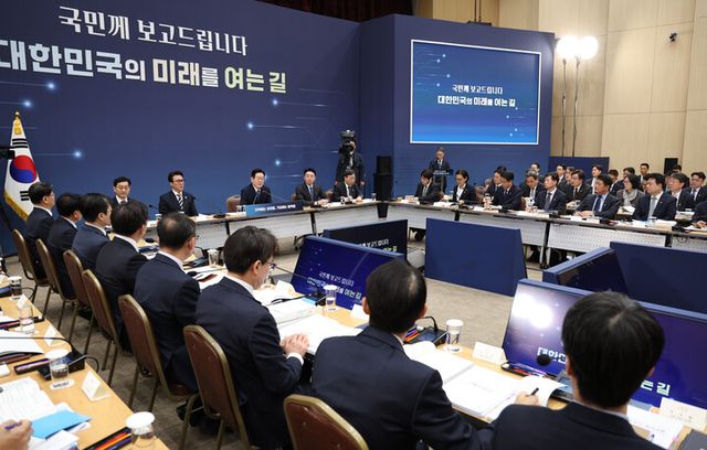 산업부·지식재산처·중소벤처기업부가 17일 정부세종컨벤션센터에서 이재명 대통령에게 업무보고를 하고 있다. [사진=연합뉴스]