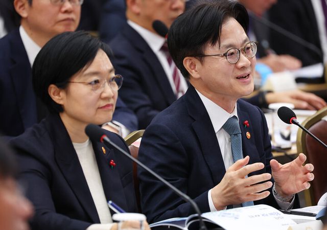 김정관 산업통상자원부 장관이 17일 정부세종컨벤션센터에서 이재명 대통령에게 업무보고를 하고 있다. (왼쪽은) 한성숙 중소벤처기업부 장관.&nbsp;[사진=연합뉴스]